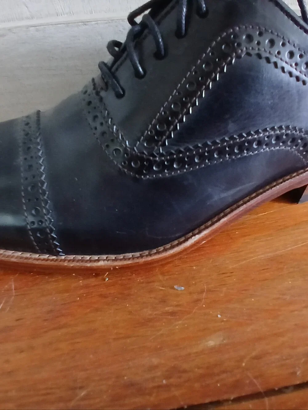 Bass Black Brogue Leather Oxfords with Brown Welt Sz 8.5M. EUC